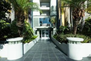 einen Flur mit Palmen und einem Gebäude in der Unterkunft Marvelous 2BR 2BA Apartment in Los Angeles