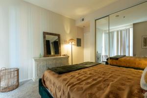 ein Hotelzimmer mit zwei Betten und einem Spiegel in der Unterkunft Marvelous 2BR 2BA Apartment in Los Angeles + 37 Fotos