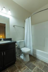 ein Badezimmer mit Toilette, Waschbecken und Dusche in der Unterkunft Marvelous 2BR 2BA Apartment in Los Angeles