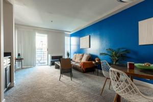 ein Wohnzimmer mit blauen Wänden sowie einem Tisch und Stühlen in der Unterkunft Marvelous 2BR 2BA Apartment in Los Angeles