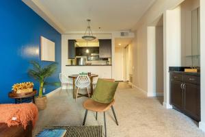 ein Wohnzimmer mit Küche und Esszimmer in der Unterkunft Marvelous 2BR 2BA Apartment in Los Angeles