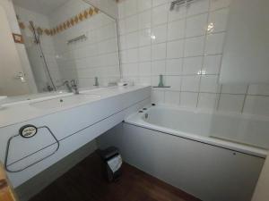 Ένα μπάνιο στο Résidence Marches G - MARCHES 17 MAE-1493 +2 φωτογραφίες