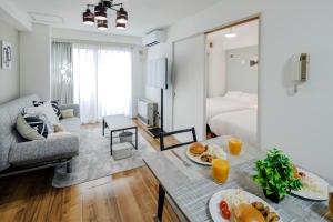 札幌市にあるSapporo Residence 14のリビングルーム(ベッド1台、食べ物とテーブル付)