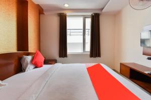 Postel nebo postele na pokoji v ubytování Hotel O Grand Decor