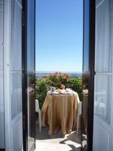 una mesa en un balcón con vistas al océano en Albergo Il Marzocco dal 1860, en Montepulciano