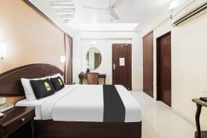 Postel nebo postele na pokoji v ubytování Townhouse OAK Hotel Shubhangan Near Juhu Beach + 44 fotografií