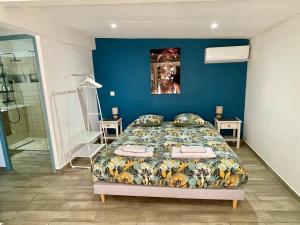 Ένα ή περισσότερα κρεβάτια σε δωμάτιο στο Studio cosy avec jacuzzi privatif - 10 min de la plage