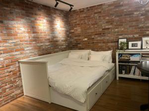 Afbeelding uit fotogalerij van Charming Home with Rustic Brick Walls Quiet Area, 15 min to Gimpo Airport 