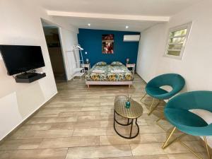 Μια τηλεόραση ή/και κέντρο ψυχαγωγίας στο Studio cosy avec jacuzzi privatif - 10 min de la plage