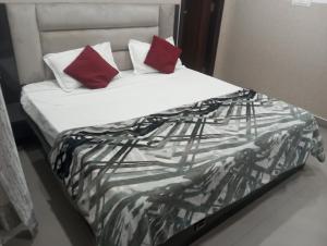 Una cama o camas en una habitación de Hotel Goldan Gate