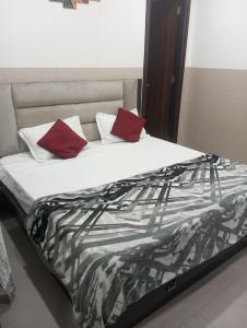 Una cama o camas en una habitación de Hotel Goldan Gate