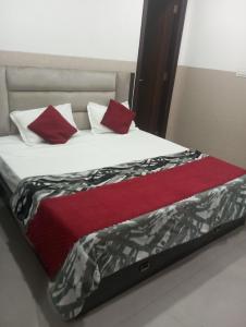 Una cama o camas en una habitación de Hotel Goldan Gate