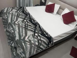 Una cama o camas en una habitación de Hotel Goldan Gate