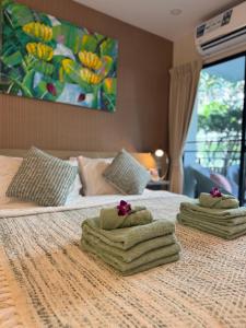 una habitación de hotel con 2 toallas en una cama en Pool Access Beachfront Studio, en Phuket