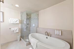 Ένα μπάνιο στο Waikiki Beach Tower 3701 +7 φωτογραφίες
