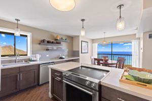 Η κουζίνα ή μικρή κουζίνα στο Waikiki Beach Tower 3701