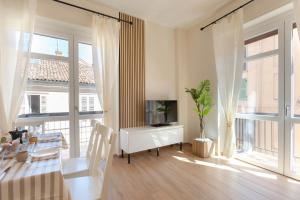 アスティにあるSella Suite Apartmentのリビングルーム(テレビ、ドレッサー、窓付)
