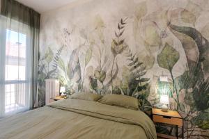 アスティにあるSella Suite Apartmentの花柄の壁紙を用いたベッドルーム1室(大型ベッド1台付)