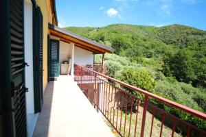 a balcony with a view of the mountains at Casa di Ulisse - mansarda familiare in Mandia