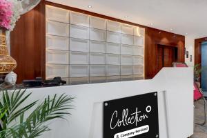 une porte de garage blanche avec un panneau sur un comptoir dans l'établissement Collection O Sun Temple Gwalior Formerly Sunshine Resort, à Gwalior