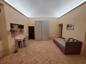 a large living room with a couch and a desk at La casetta sull'arco in Sarteano