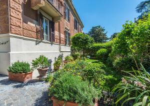 un jardín frente a un edificio con plantas en Villa Michelangelo MEDIUM en Roma