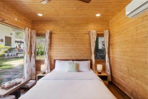 En eller flere senge i et værelse på SaffronStays Mystic Homes - pet-friendly cottage with valley views & bonfire setup in Dehradun