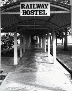 une passerelle avec un panneau indiquant hôpital ferroviaire dans l'établissement Railway Hostel, à Batu Gajah