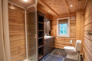 ein Holzbadezimmer mit Toilette und Dusche in der Unterkunft Trysilfjellet Nord 901 in Trysil + 23 Fotos