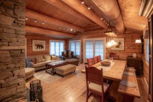 ein Wohnzimmer mit Tisch und Couch in der Unterkunft Trysilfjellet Nord 901 in Trysil