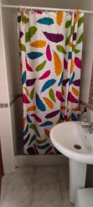 bagno con tenda doccia e lavandino di Casa rural El Corralón a Hinojal