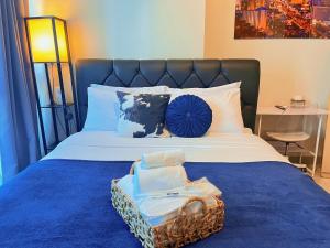 Ένα ή περισσότερα κρεβάτια σε δωμάτιο στο LUX 2BR Uptown BGC, 70sqm, Balcony, Rooftop Pool & 5G WiFi, Ste 34 +25 φωτογραφίες