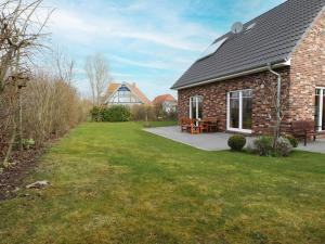 a brick house with a picnic table in the yard at Schneckenhaus Ferienhaus in Groß Schwansee +10 photos