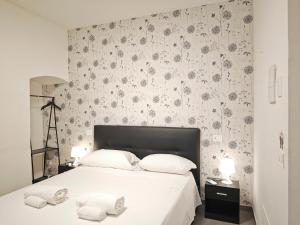 una camera da letto con un letto con due asciugamani sopra di Raggio di Sole 3 a Bari Altre 31 foto