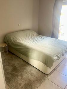 En eller flere senge i et værelse på Huswell - Cozy Retreat Near Beach at Koksijde