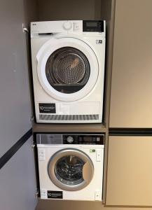 a washer and a washing machine in a room at Apartmán MONTARA in Donovaly