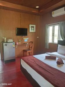 Televisyen dan/atau pusat hiburan di Koh Yao Yai Resort Ta & Yai ที่พักเกาะยาวใหญ่ตากับยายรีสอร์ท