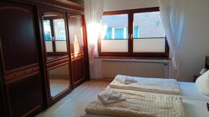 a bedroom with a bed and a window and a bed sidx sidx sidx at Ferienhaus Strandlöper Reiners in Horumersiel