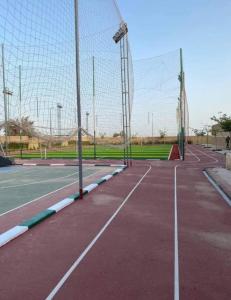 Una cancha de tenis con una red encima en قرية أكوا فيو الساحل الشمالي - Aqua View El Alamein, en El Qasaba esh Sharqīya