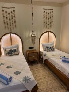 sypialnia z 2 łóżkami i żyrandolem w obiekcie Living Asia Sunset Resort w Gili Air +138 zdjęć