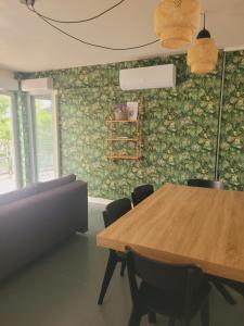 a dining room with a wooden table and chairs at Appartement Moderne & Proche Commodités in Toulouse