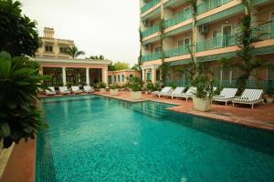 a swimming pool in front of a building at HOTEL WHITE RABBIT in Pushkar