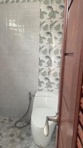 een badkamer met een wit toilet in een kamer bij Happy House in Chaloklum in Chaloklum