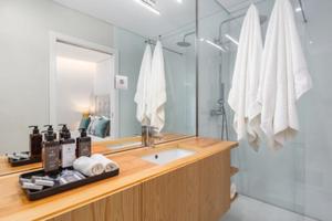 Un baño con lavabo, espejo y ducha. en Urban Oasis Six Suites Apts Porto, en Oporto 97 fotos más