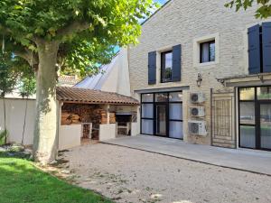una vista esterna di una casa con un albero di Camargue - escapade romantique - jacuzzi privatif a Saint-Gilles