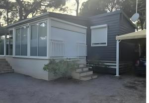 Budova, kde se kemp nachází