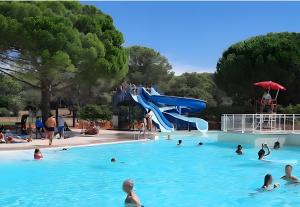 Bazén v ubytování Domaine du Pin de la Lègue nebo v jeho okolí