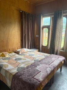 Ένα ή περισσότερα κρεβάτια σε δωμάτιο στο Discover Bhadarwah, the Mini Kashmir