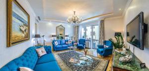 ein Wohnzimmer mit einem blauen Sofa und blauen Stühlen in der Unterkunft VIP Residence Budapest in Budapest
