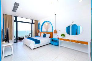 a bedroom with a bed and a desk and a mirror at Aria Resort Vũng Tàu - Căn Hộ & Biệt Thự Nghỉ Dưỡng Có Bãi Biển Riêng Rất Lý Tưởng Cho Gia Đình in Xa Thang Nhut +161 photos
